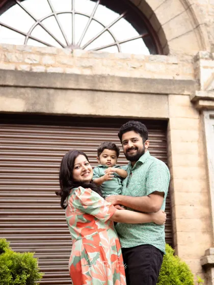 Another shot from the Church Street session, with the family posing in front of some beautiful architecture.