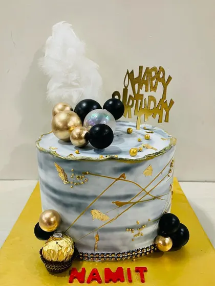 A side view of the chic grey marble cake.