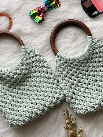 I love making custom orders, like this adorable set of matching mint green bags for two best friends. These feature a beautiful, tight knot weave and elegant circular wooden handles.