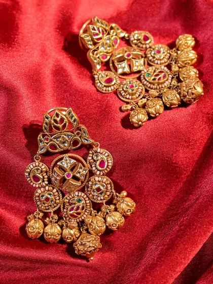 Exude an effortless sophistication that goes beyond the latest trends with these antique gold earrings. The detailed craftsmanship and dangling gold beads create a beautiful, traditional sound with every movement.