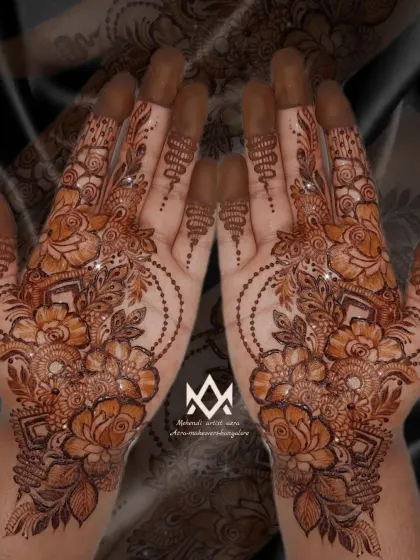 A sparkling version of the non-bridal Arabic floral design, adding a festive touch.