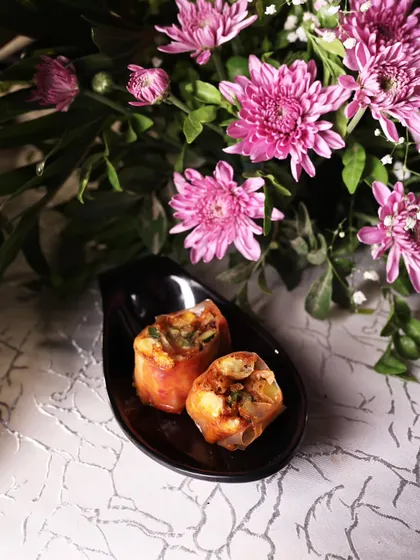 A masterpiece of texture and flavour. Our Tempura Cheung Fun features a crispy tempura filling wrapped in silky, delicate rice noodle rolls, creating a delightful contrast in every bite.