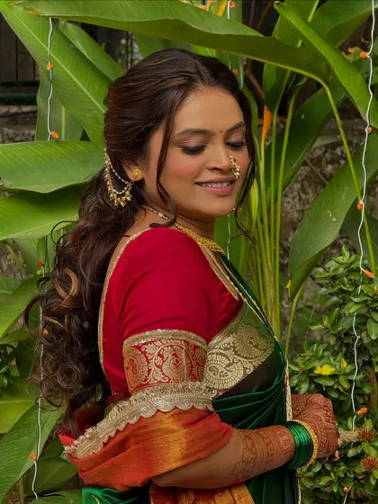 Simplicity and elegance. This bride's timeless beauty is enhanced with subtle makeup and a classic saree drape, perfect for a natural, glowing look.