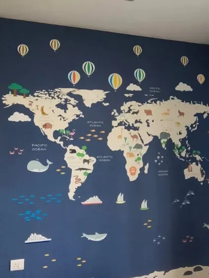 A deep blue world map wallpaper dotted with colorful hot air balloons, perfect for inspiring dreams of travel and adventure.