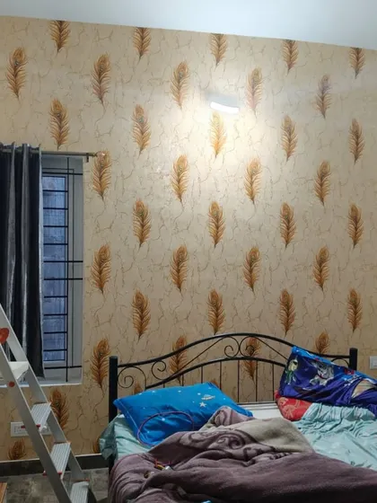 A repeating feather pattern wallpaper in warm beige and brown tones. This design adds a soft, delicate touch to the bedroom, creating a cozy and restful environment.