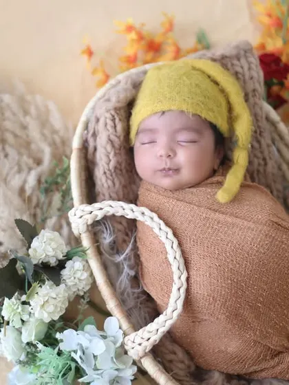 This is the classic, peaceful newborn portrait that every parent cherishes. Using soft, earthy tones and natural textures, I create a serene boho-inspired setting that highlights the pure innocence of your sleeping baby.