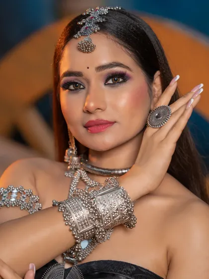 A delicate and beautiful portrait. The focus is on the eyes and the intricate details of the jewelry, showcasing the student's precise work.