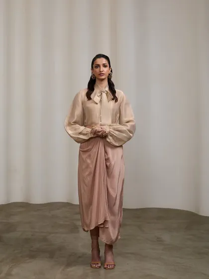 A centered, symmetrical shot that gives a clear and direct view of the full ensemble. This type of image is essential for e-commerce and brand catalogs.