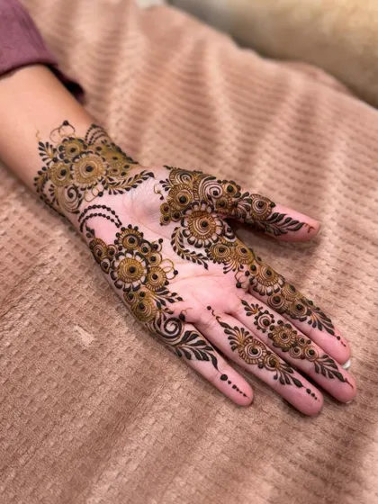 Another shot of the minimalist Arabic floral design, showing its simple elegance.