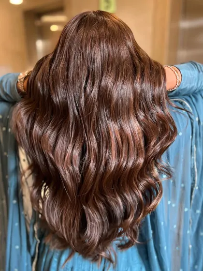 The back view of this stunning Gold Browns color. The waves are perfectly defined, and the color is seamless from root to tip.