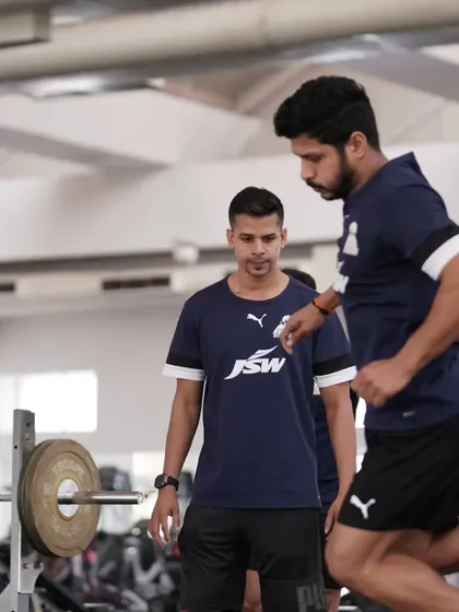 Guiding an athlete through a jump variation. Small technical adjustments can lead to big performance gains.