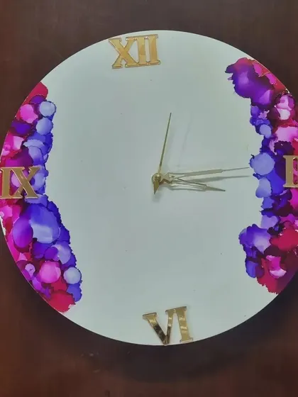 A finished alcohol ink clock with elegant Roman numerals. You can learn to make this in my workshop, perfect for adding a modern touch to your home.