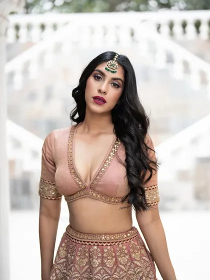 I can only think of one word for this image: GRACE. The bold lip and defined eyes, paired with a maang tikka, create a powerful and elegant bridal look.