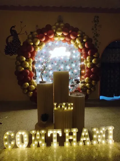 A simple and elegant ring decoration with red and gold balloons, perfect for a home party.