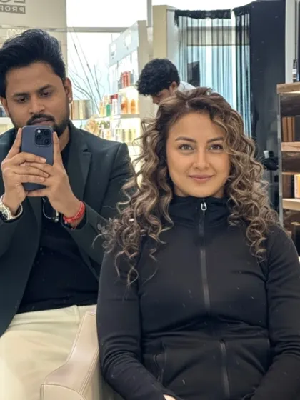 A selfie with a happy client and her newly colored curls. The luxury finish gives her hair a healthy shine and elegant dimension.