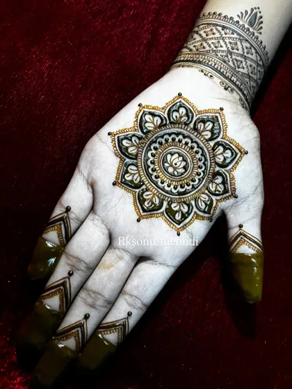 This is a beautiful example of an asymmetrical design. One hand features a classic mandala, while the other is adorned with a flowing paisley pattern, creating a balanced yet modern look.
