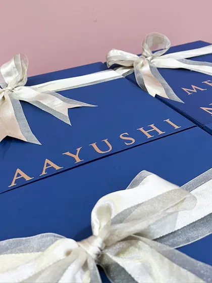Detail of the custom name personalization on a groomsmen gift box. The rose gold lettering against the royal blue creates a luxurious and modern look.