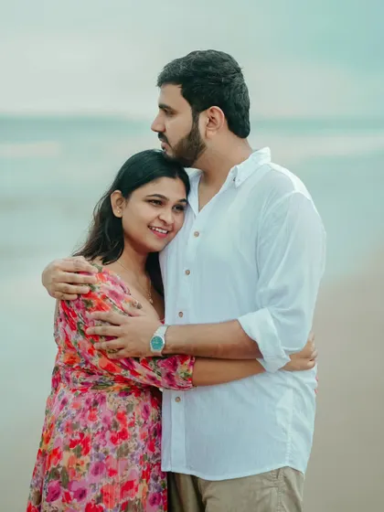 A comforting hug with the sound of the waves in the background. This photo of Akshata and Sidhant shows the warmth and safety they find in each other's arms.