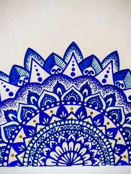 The full view of the half-mandala in blue, a spontaneous creation in my diary. The gold accents add a little bit of unexpected sparkle.