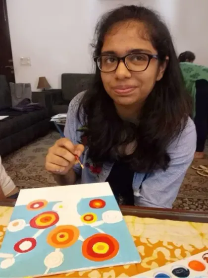 A young artist completely focused on her abstract canvas painting. It's wonderful to see students get lost in the world of colors and shapes during our in-studio sessions.