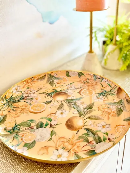 Our Lisbon Lemon round platter, with its sunny and minty hues, is reminiscent of an English tea garden. It is a beautiful statement piece for serving cakes, appetizers, or drinks.