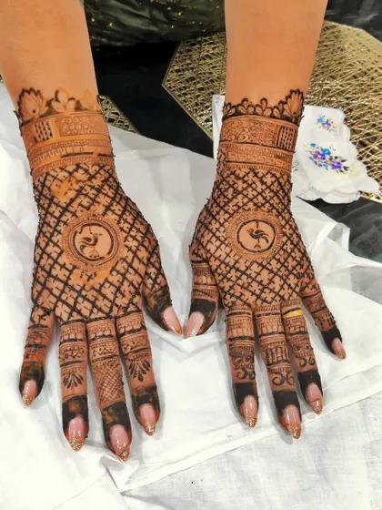 A classic and heavy design for the bride's mother. The checkered pattern with a central peacock motif is a timeless choice that looks elegant and celebratory.