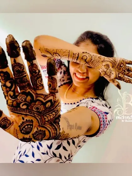 A duplicate of the happy client with her palm art.