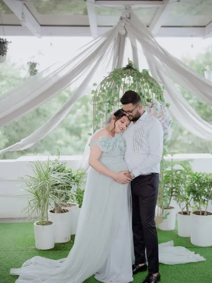 A sweet and intimate couple's moment. Our flowy gowns are perfect for partner shots, allowing for close, comfortable poses that celebrate your connection.