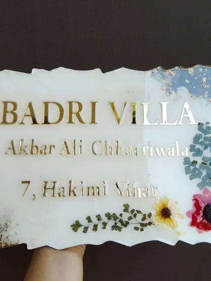 A close up shot of the nameplate, highlighting the clarity of the resin and the beautiful arrangement of the flowers.