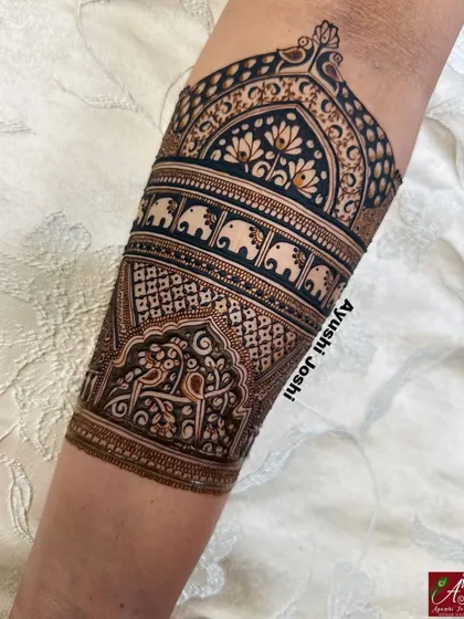 Another beautiful arm band for the festive season, this one featuring a procession of elephants and love birds.