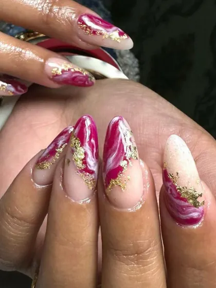 A beautiful magenta and gold foil marble design. The gold flakes add a touch of luxury to this artistic set.