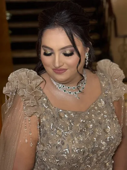 This angle shows how the makeup complements her diamond and emerald necklace. The eye makeup has hints of green to tie the whole look together seamlessly.