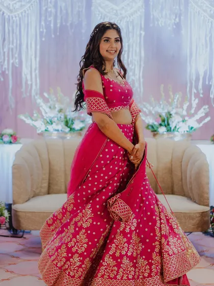 This bride changed into a gorgeous pink lehenga for her Mehendi evening. The makeup transitioned perfectly from day to night.
