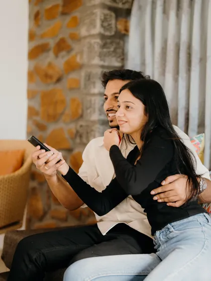 Sharing a laugh while watching TV. This is the kind of everyday magic I love to capture, moments that are simple, real, and full of love.