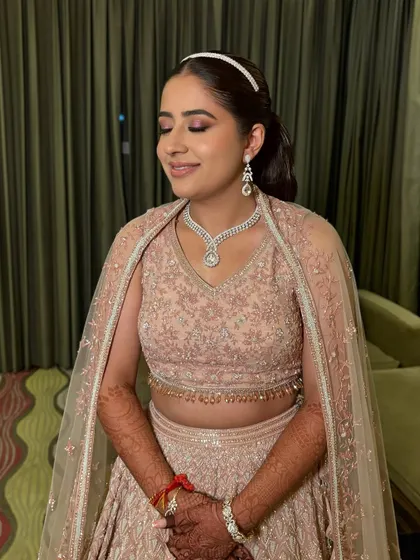 A closer look at Niyamat's cocktail makeup. You can see the soft shimmer on the eyelids which catches the light beautifully and makes the eyes pop.