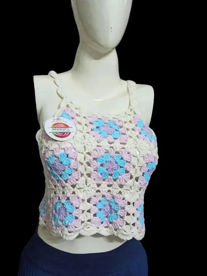 This granny square crop top is a classic and always in style. I made this piece with soft cotton yarn in pretty pastel colors, perfect for a summer day. The scalloped edges and simple straps make it both comfortable and trendy.