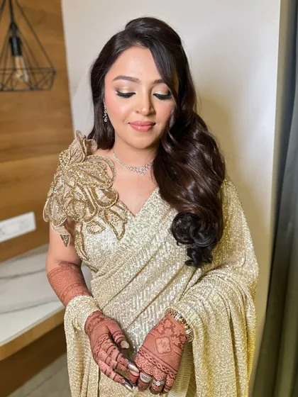 Mehek’s sangeet glam was a study in balance. We used golden tones and soft shimmer on the eyes to create a look that was luxe yet felt completely effortless and beautifully soft.