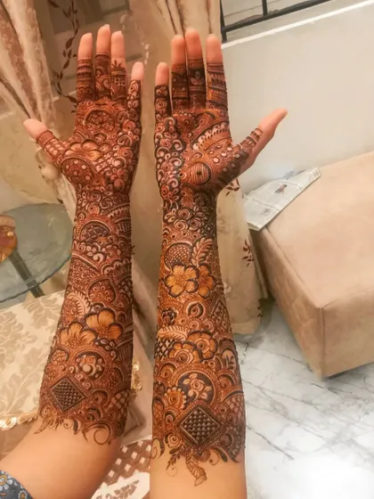 A late night session for engagement bride Ayesha resulted in this beautiful full coverage design. I am always happy to accommodate my clients' schedules.
