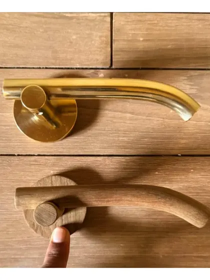 Architecture is where you physically connect with a space. This custom-made solid brass lever handle was designed for tactile comfort. With eyes closed, it feels just right, a small but essential part of the home's story.