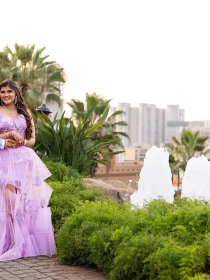Another beautiful wide shot with the fountains in the background. A truly picturesque moment.