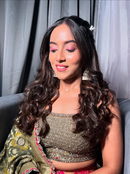 Another angle of this glamorous Mehendi look, perfect for the modern bride.