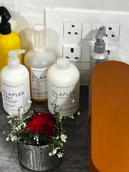 My professional toolkit includes the full Olaplex system. From the No. 1 Bond Multiplier to the 4-in-1 Moisture Mask, these products allow me to protect your hair during colouring and restore its strength, shine, and softness.