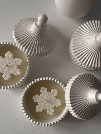 It's beginning to look a lot like Christmas with these snowflake-topped candles in beautiful white ceramic jars. A simple and elegant way to decorate for the holidays.