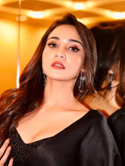 Our absolute favorite desi girl. Ashi looks stunning in this traditional yet modern look.