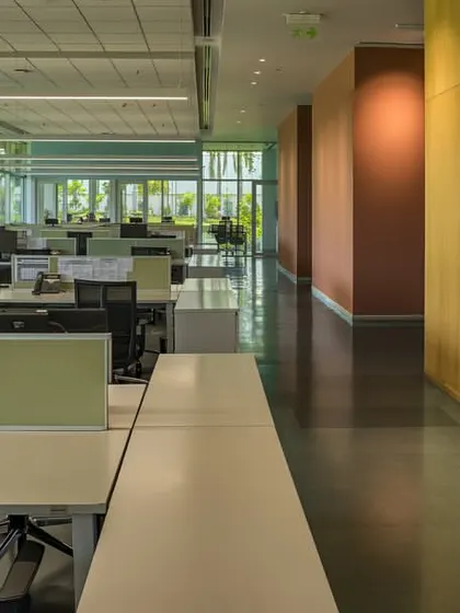 The open-plan workstation area at the JSW Vasind office, with expansive glass walls offering views of the surrounding greenery. This design ensures that employees are visually connected to nature throughout the day, enhancing well-being and productivity.