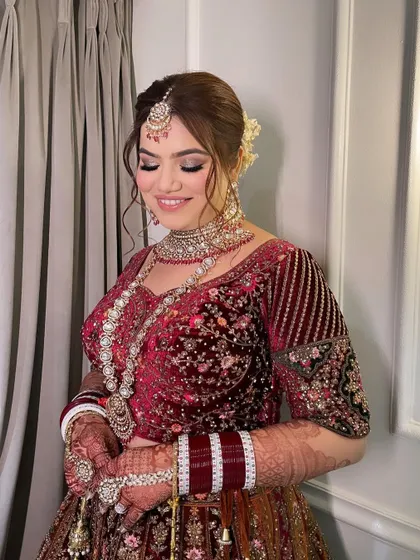 The lovely Khushi, all smiles during her phera ceremony. Her makeup features a soft cut-crease eye and a radiant base that looks flawless and beautiful.