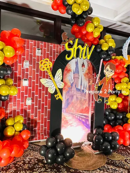 Explore the details of my Harry Potter decorations, from a "Welcome to Hogwarts" signpost to props like the Golden Snitch, Hedwig, and floating keys, creating a truly magical experience.