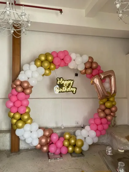 A bright and cheerful ring backdrop for a 17th birthday, combining hot pink, white, gold, and rose gold balloons for a fun and youthful vibe.