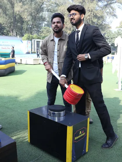 The hammer game, also known as a high striker, is a classic test of strength. Guests love the challenge of trying to ring the bell, making it a lively addition to any outdoor event.