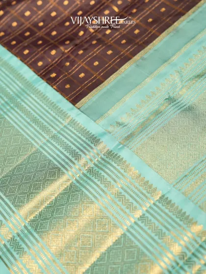 Another detailed shot of the intricate weaving on this masterpiece.